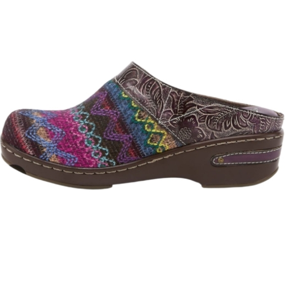 L'ATISTE Shoes - NWOT L'ARTISTE Spring Step Zigino Clogs